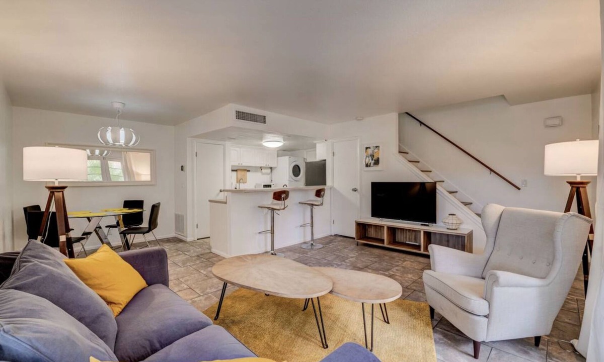Paradise Condo | 5 Min from strip. Next UNLV, STRBCKS, Restaurants.