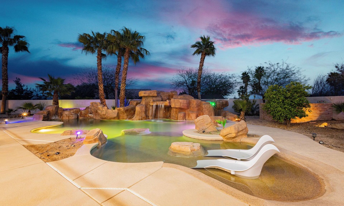 Enterprise House | 5 Min to Strip- Sleeps 16- Resort Style Pool-Sports court- near airport - games