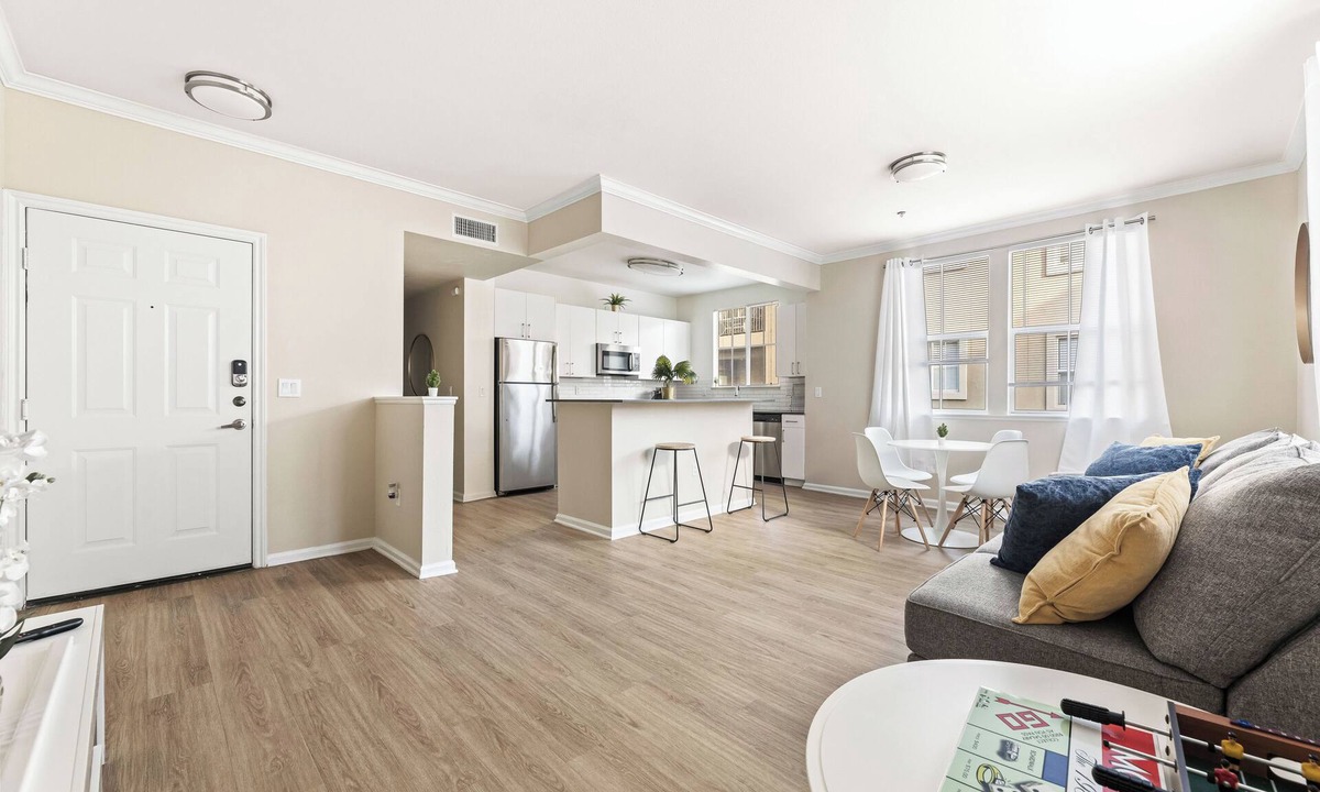 Valencia Apartment | 5 minutes from six flags , close to shopping center 2 beds 2 bath private
