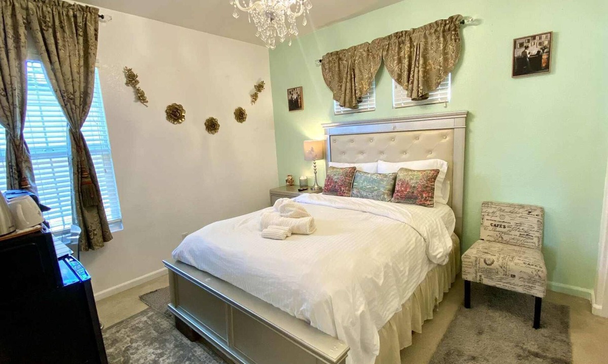 Tracy House | 585 ROOM 4 Christine Private Cozy Queen Bed Peaceful