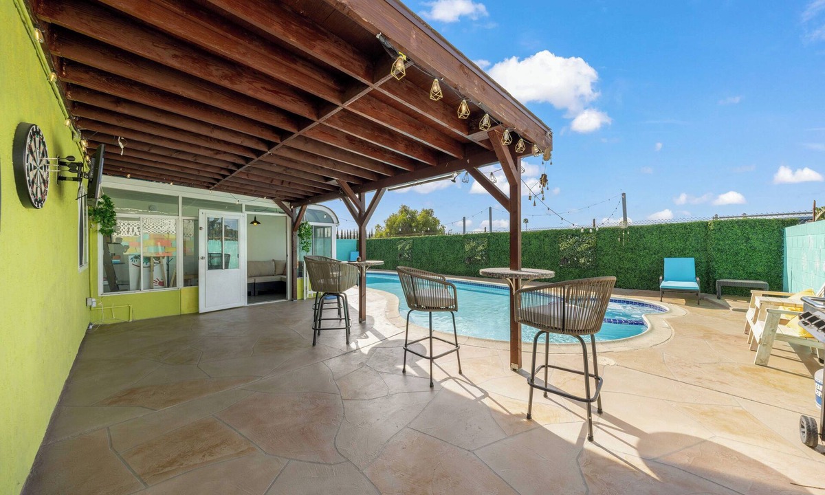 City of Industry House | 5BR/2BA Ranch Home w/Pool l King Bed 2000 Sqft -16 miles to Disney! EV Charger