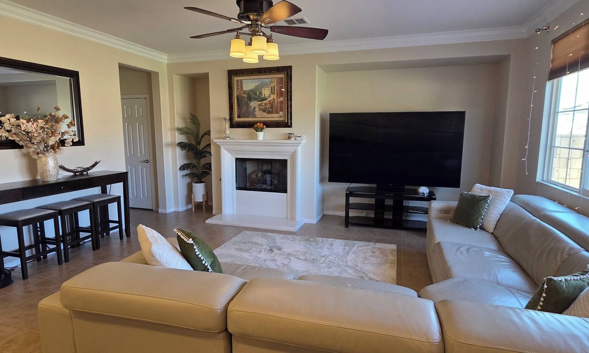 Palmdale House | 5BR/4.5BA West Palmdale Home - Near Mall & Freeway
