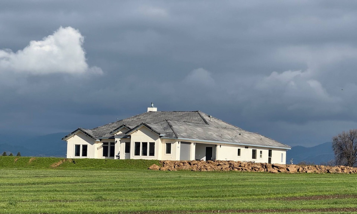Clovis House | 5BR Acreage Farmhouse + Pool & Stunning Hill Views