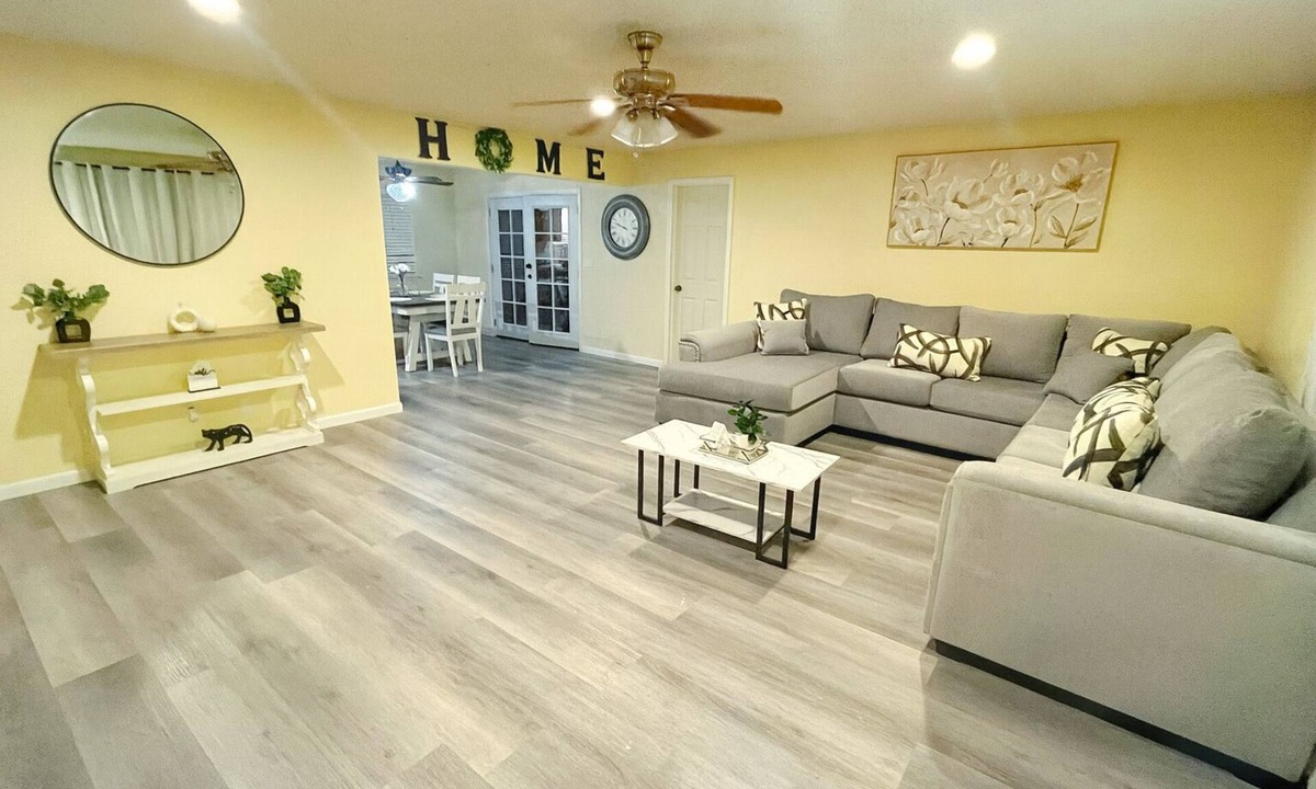 Roosevelt House | 5BR Home Close Nat’l Parks & Downtown Fresno +Large Private Parking