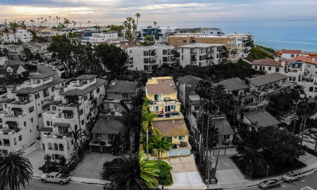 San Clemente Villa | 6 Bedroom-Sleeps 18! Walk to Beach, wedding venues Casino and Ole Hanson! AC!
