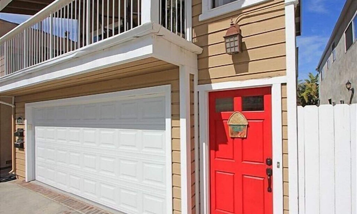 Santa Ana Heights House | 6BR/4BA Newport Retreat – Steps to Beach, BBQ Balcony, Bikes & 4 Parking Spots