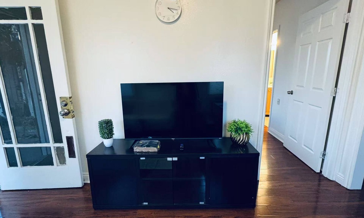 Central San Pedro Apartment | 756A Cozy Cottage 1 Bed w/Laundry - All Inclusive Coastal Town of San Pedro CA