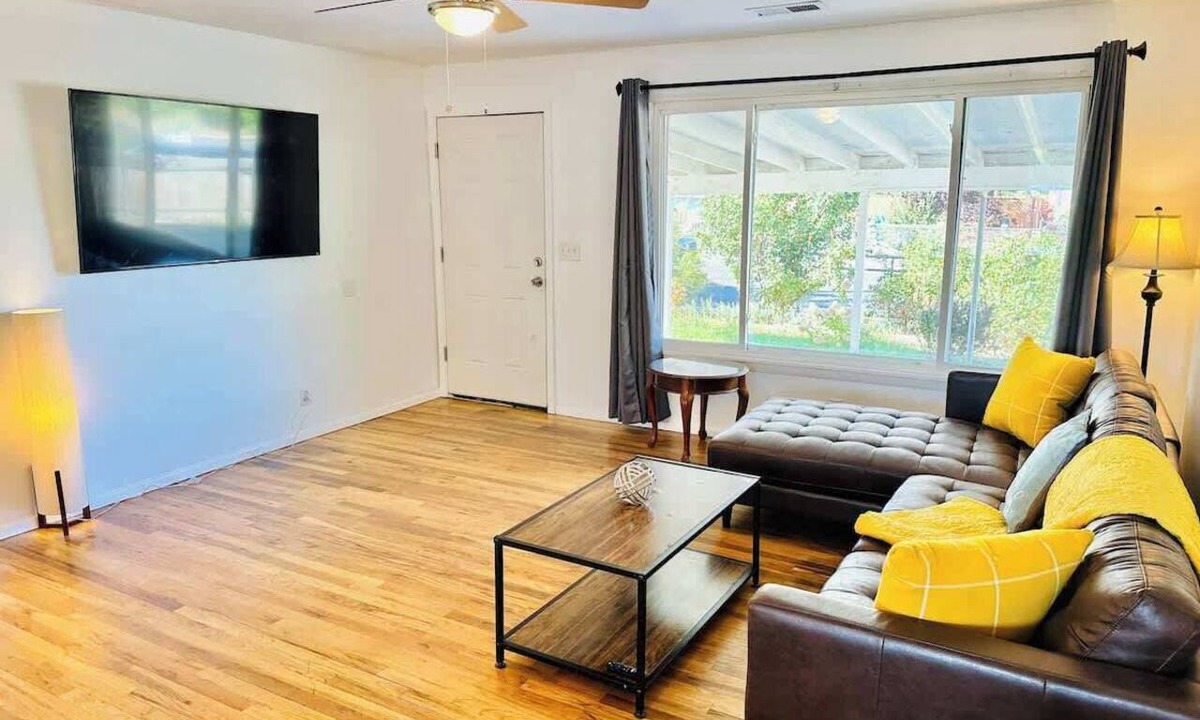 Northeast Reno House | 7Bedroom|3Bath|Sleeps21|9TVs