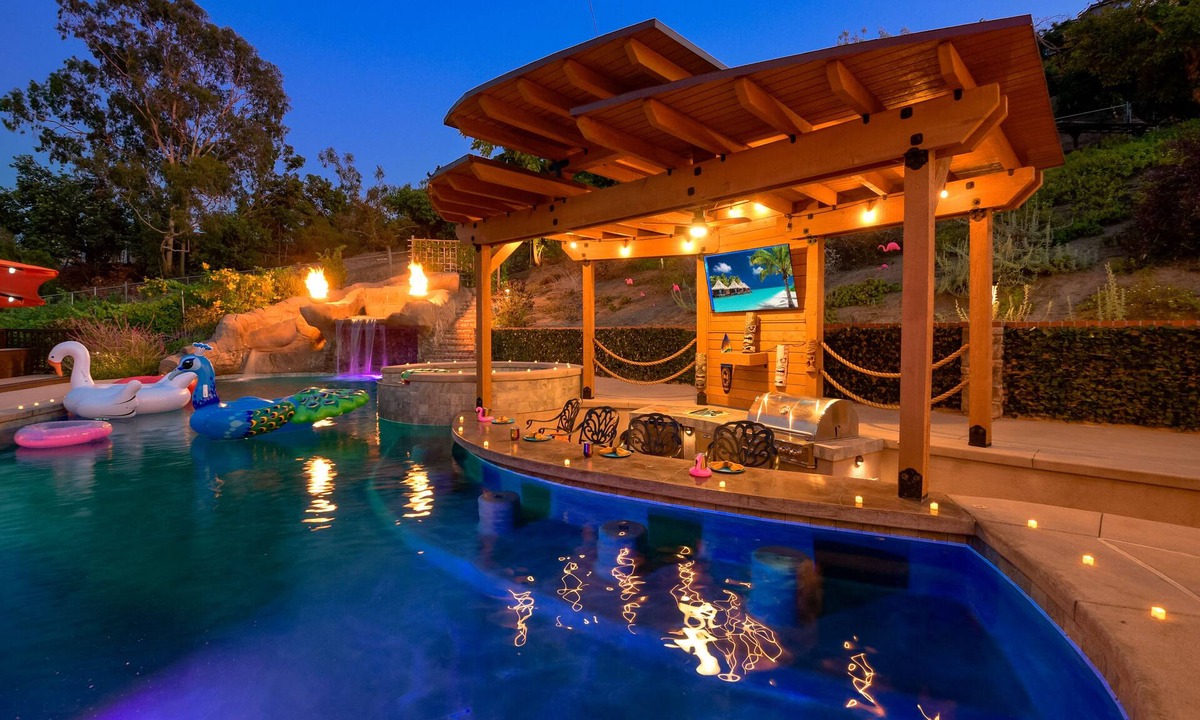 El Cajon House | 8 BR Villa! Swim Up Bar + XL Pool/Water Slide! Pickleball, Basketball & Views!