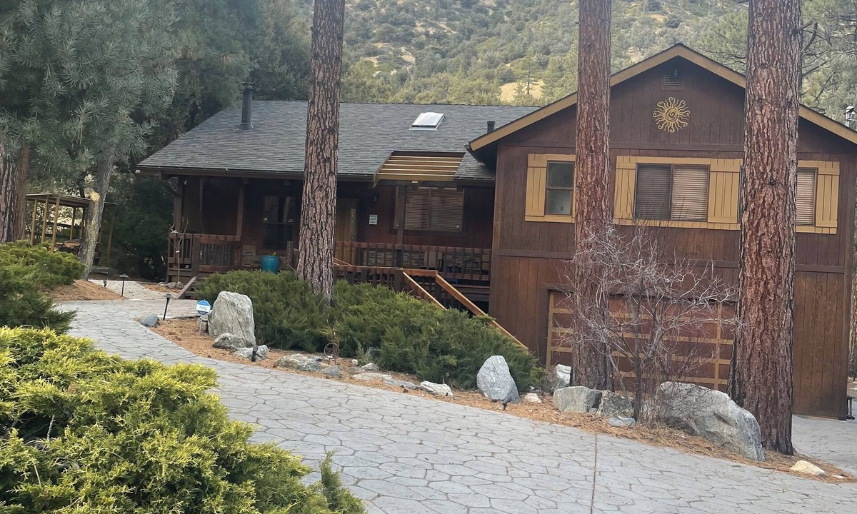 Pine Mountain Club Cabin | A cheerful cabin in the serenity of the mountains