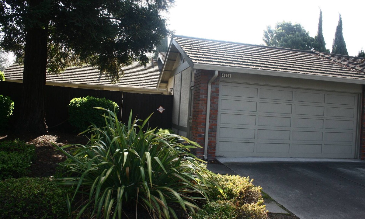 Fremont House | A personal oasis! A single story home in a resort with spacious rooms and yard !