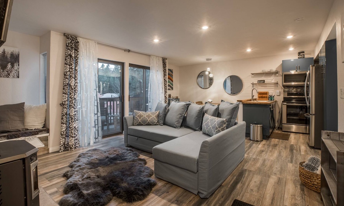 Majestic Pines Apartment | Affordable Luxury! WiFi/Parking/View and Great Location!