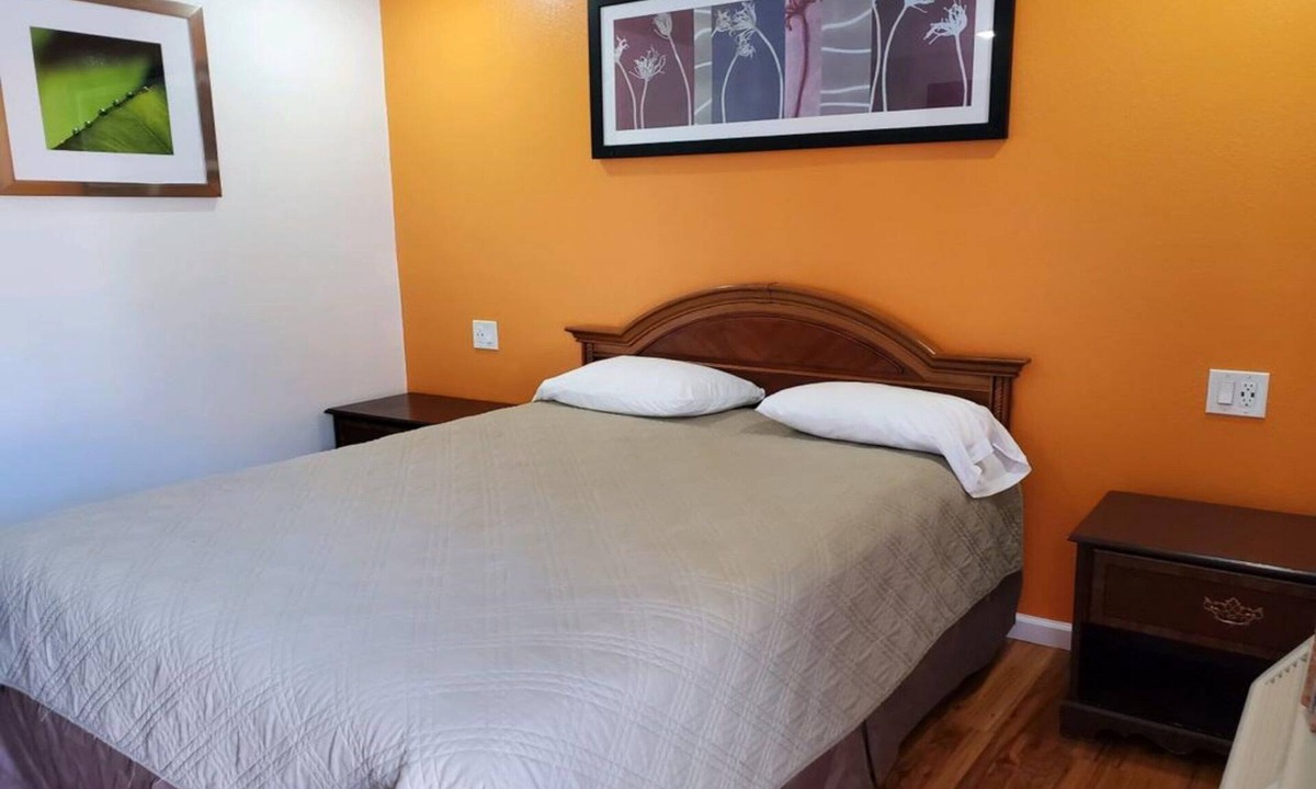 Oakland Hotel | Affordable Room w/King Bed + Desk | Near Oakland Zoo – Just 0.9 Mile Away