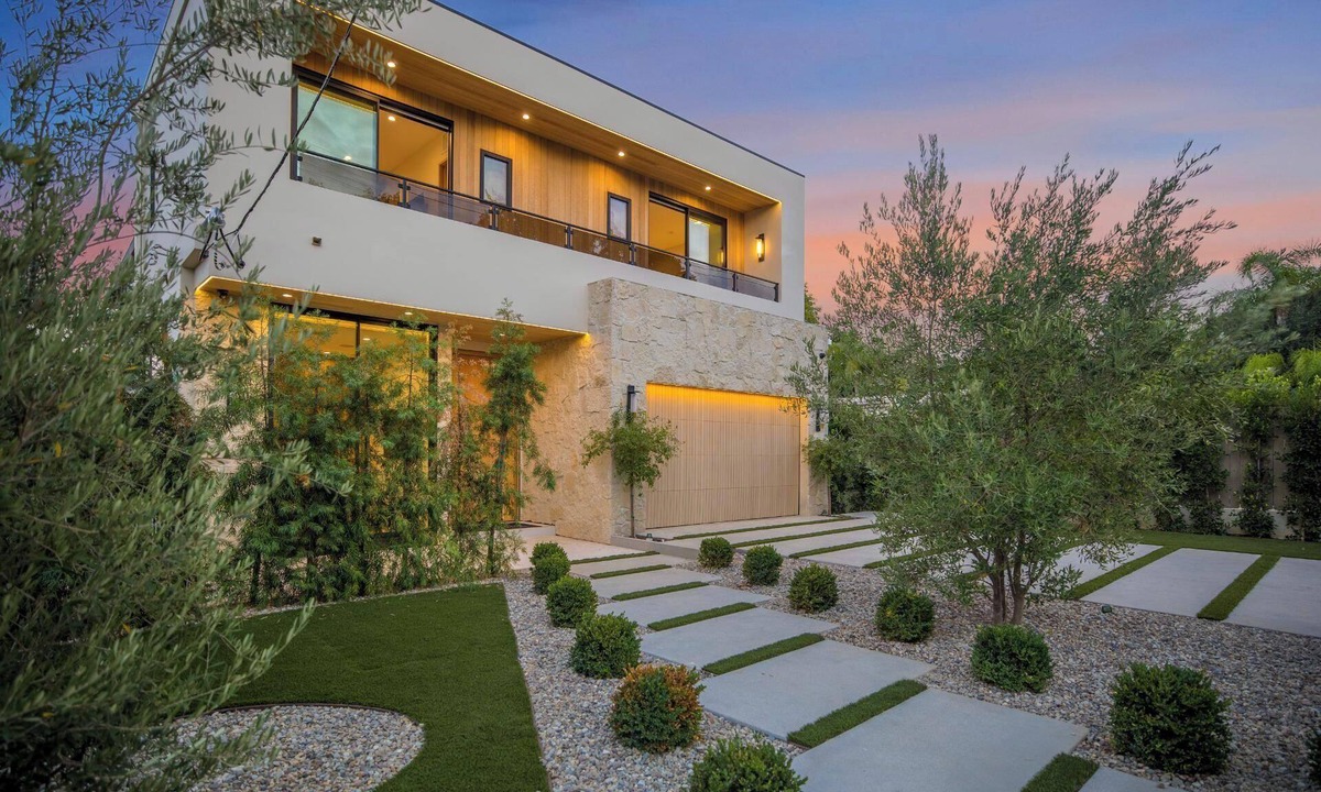 Encino House | Amestoy Modern: Stunning 4BR Estate with Theater & Gym