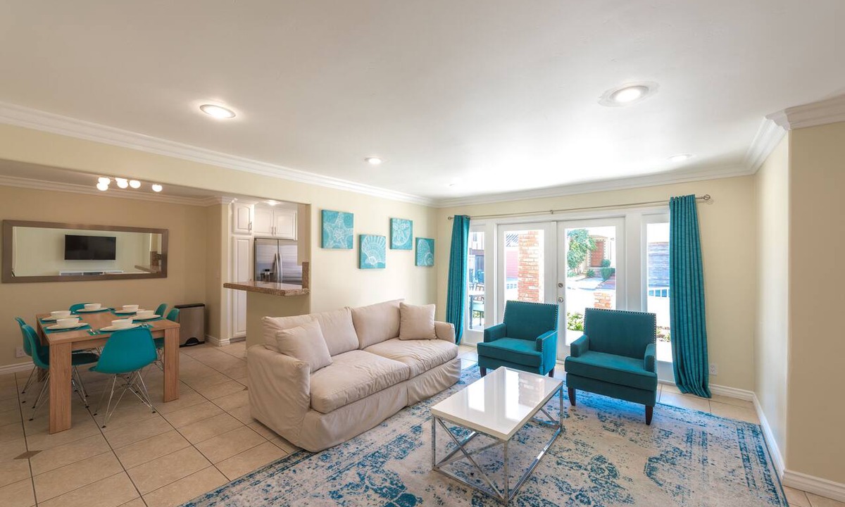 Santa Ana Heights Condo | Apartment with 2 bedrooms, two bathrooms, one house from the sand