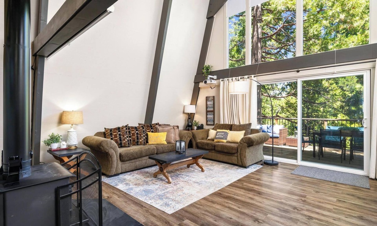 Long Barn Ski Chalet | APRIL SNOW AT ALPINE CHALET- A MOTHER'S DAY GIFT -5 MIN TO PINECREST LAKE FUN!