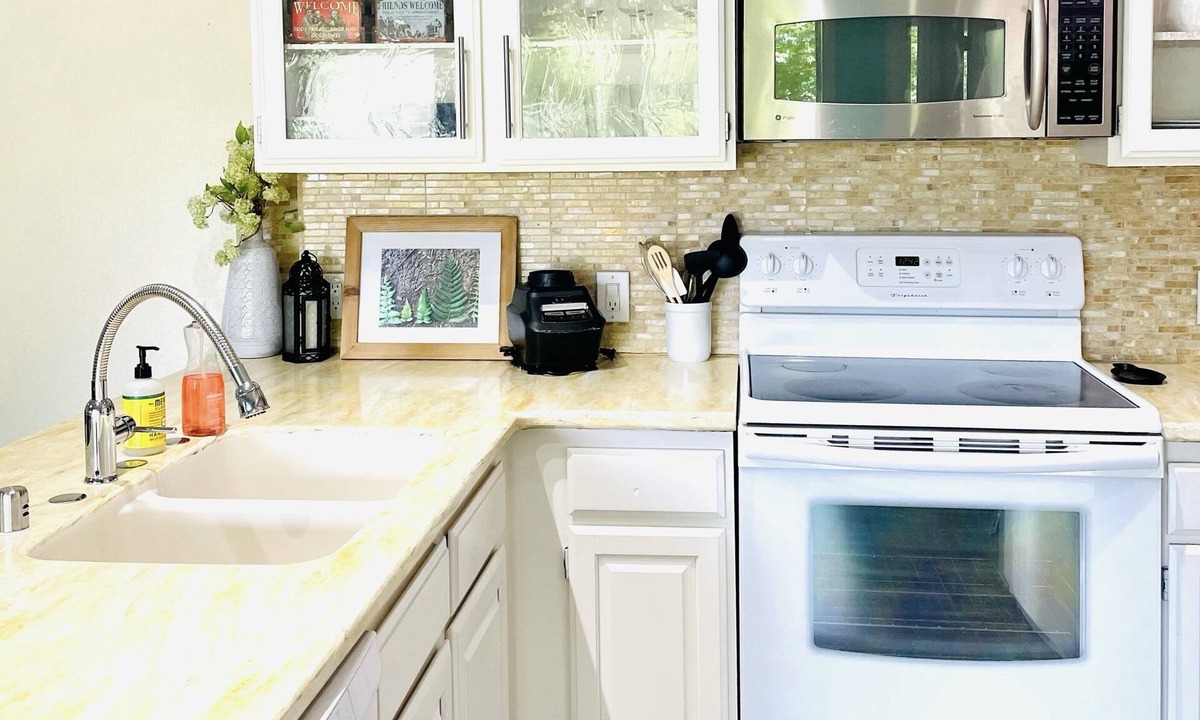 Sunset House | Arboretum 1BR Retreat - Walk to River Trail