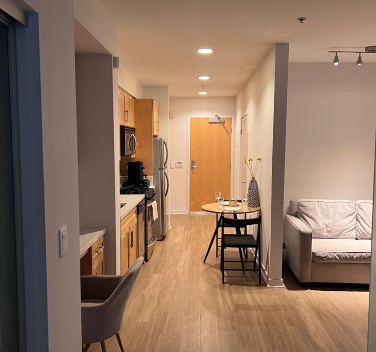 Downtown Apartment | Arion- Cozy Santa Monica getaway steps to the beach Free Parking