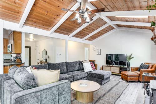Glencoe House | Arnold Family Cabin w/Hot Tub, Arcade & Deck