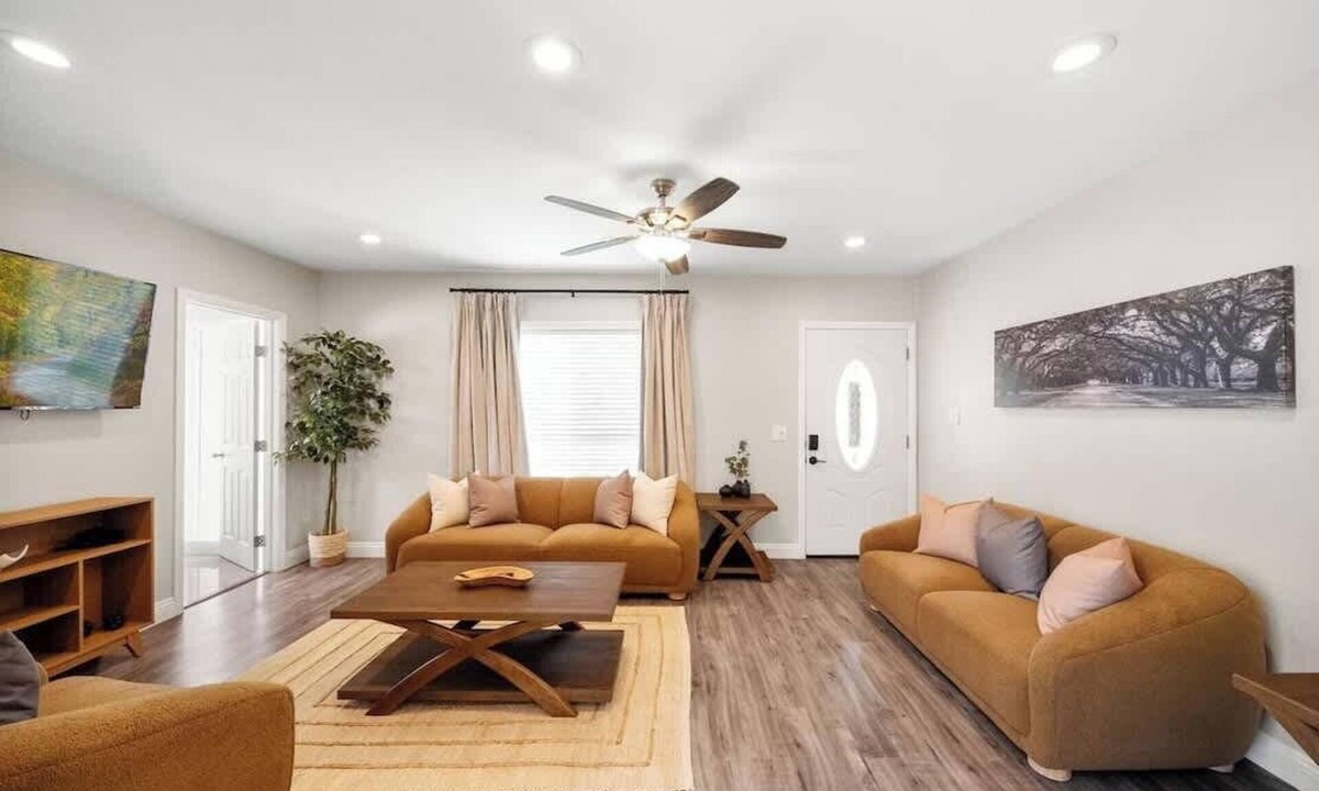 Riverside House | Backyard Oasis in the Woods Streets DWTN CBU RCC