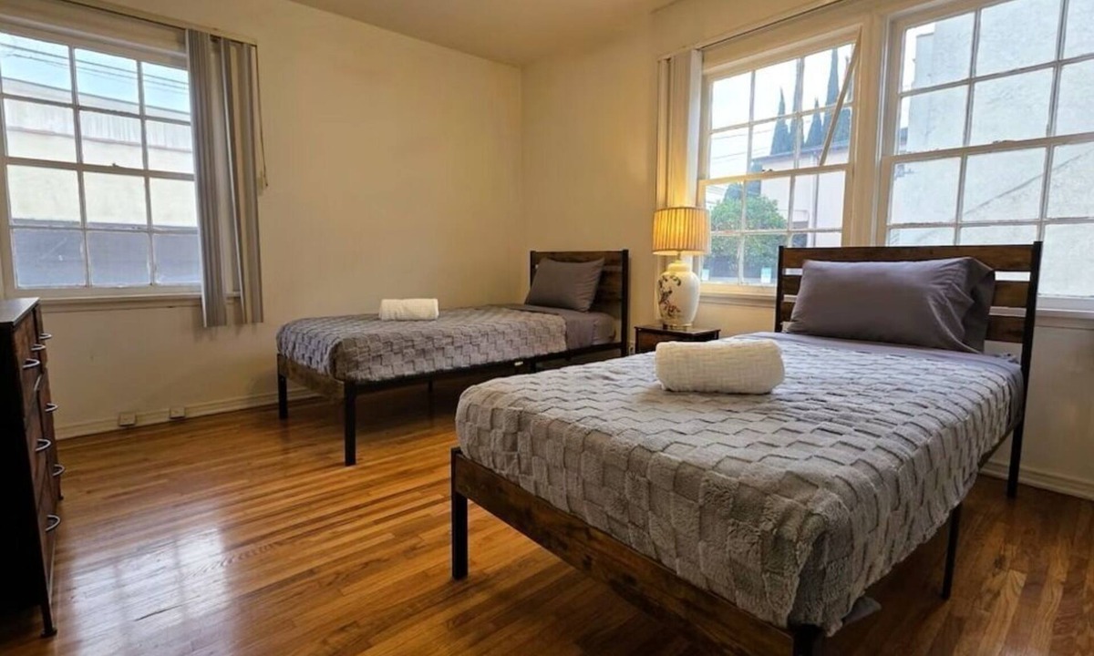 Beverly Hills Bed & Breakfast | Bargain Beverly Hills 2 bedroom ground floor apartment near la Cienega park