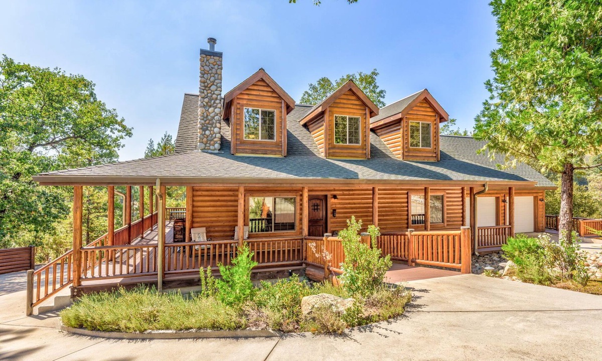 Oakhurst House | Bass Lake Log Home - Dog Friendly!