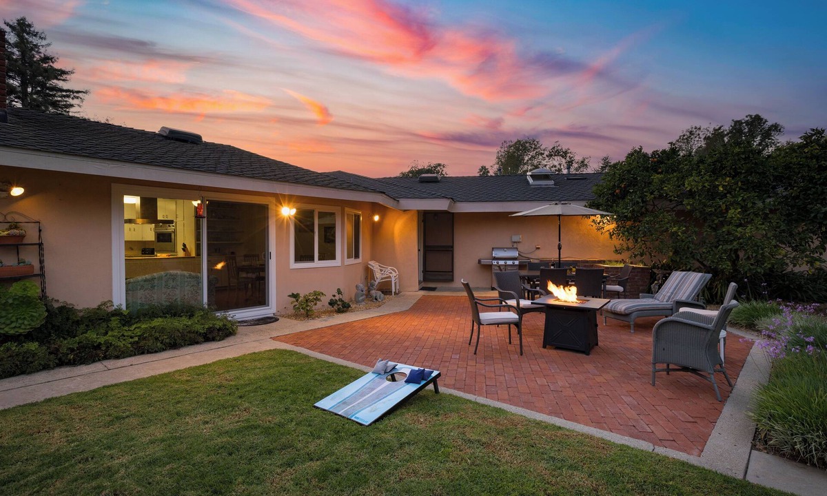 Montecito House | Beachside Escape | Minutes to the Shore – East Valley Manor by AvantStay