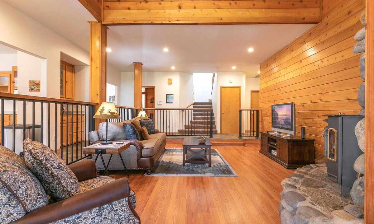 Truckee House | Bearfoot Lodge- Spacious 5 BR in Tahoe Donner- Pet Friendly- Gym and Pool Access