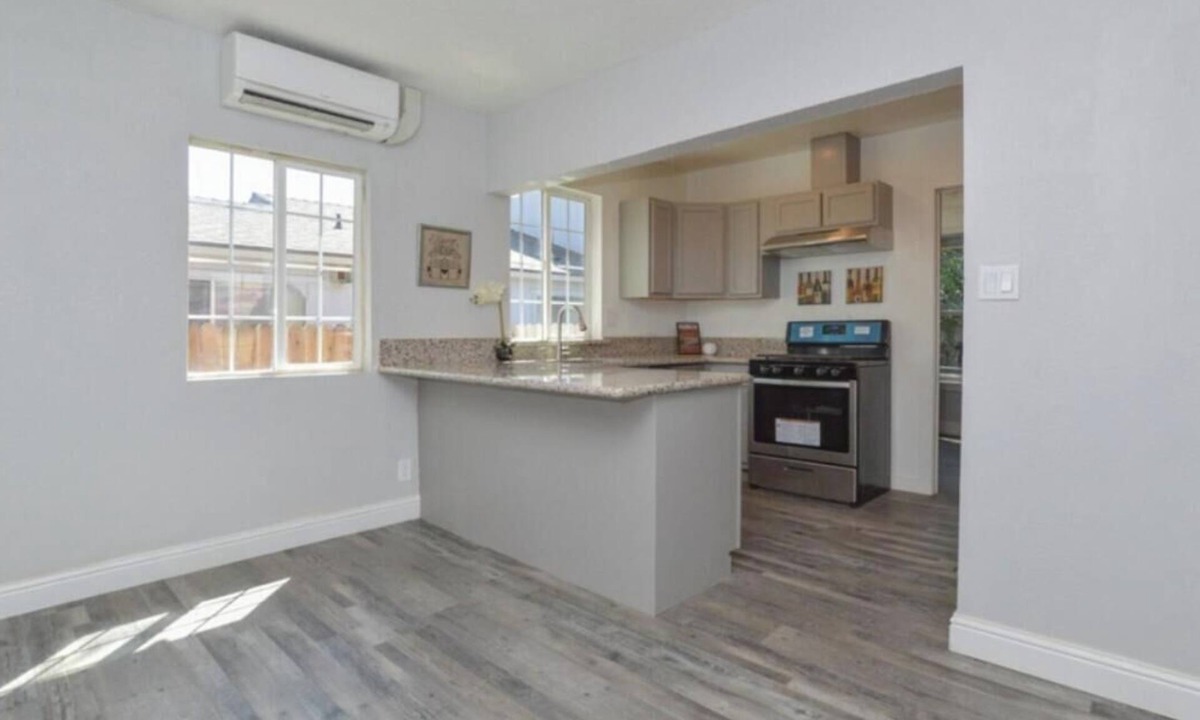 Roosevelt House | Beautiful 2-bedrooms house in a peaceful Fresno neighborhood.