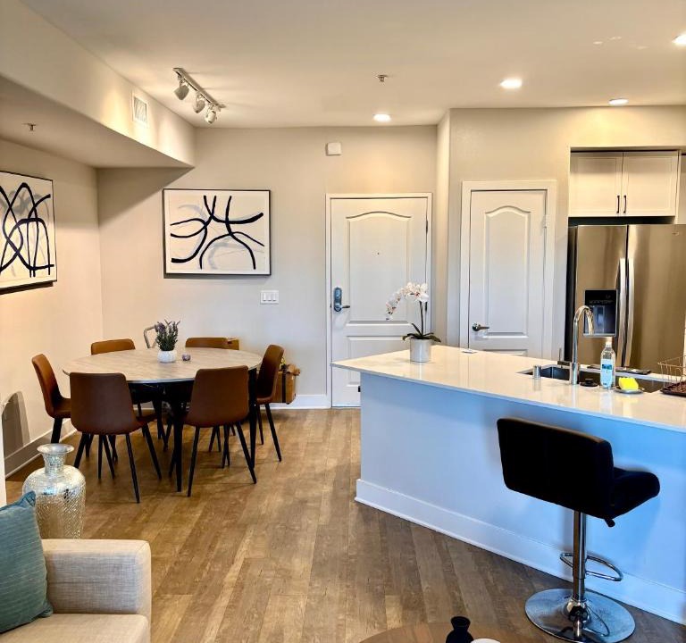 Greater Wilshire - Hancock Park Apartment | Beautiful 2BR 2BA on Wilshire Blvd - 10 min to Beverly Hills - Walking distance to Cafes and Restaurants