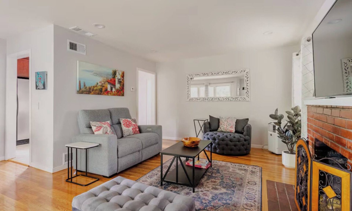 Suburban Park - Lorelei Manor - Flood Park Triangle House | Beautiful 3-bedroom house/backyard in enchanting Menlo Park