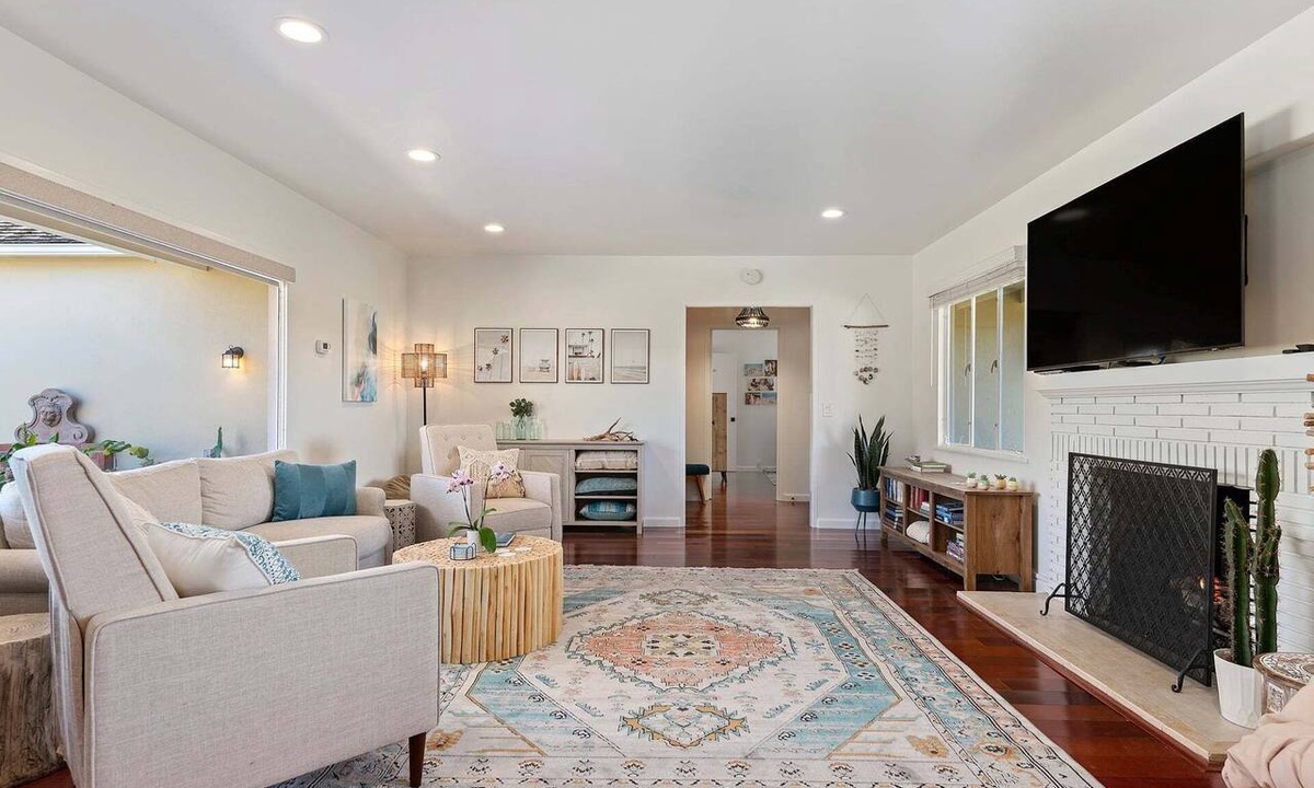 Toro Canyon House | Beautiful Bella Luna, near the beach, Sleeps 8 with Jacuzzi and Firepit!