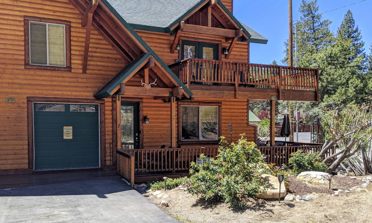 Boulder Bay House | Beautiful Boulder Bay Log Style Home with Hot tub and game room