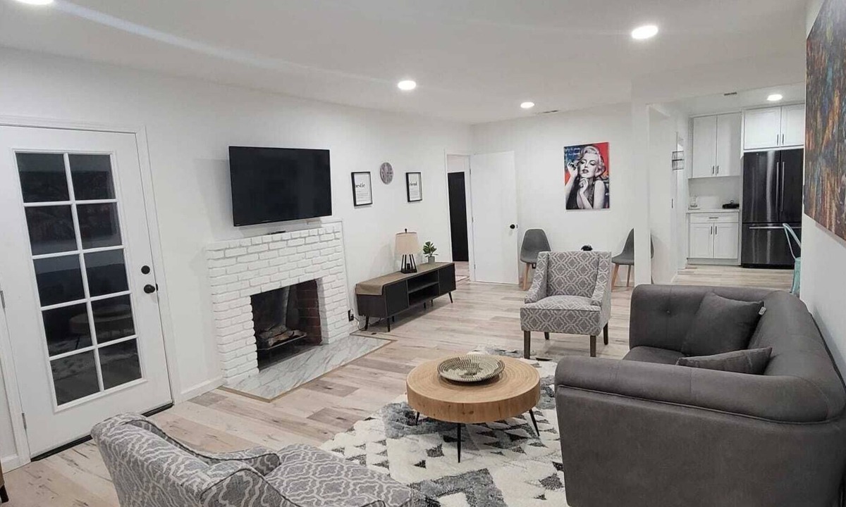 Reseda House | Beautiful charming private home in Reseda