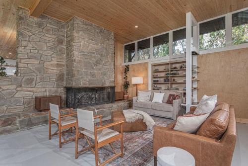 Three Rivers House | Beautiful Fully Renovated Mid-Centruy Modern Home