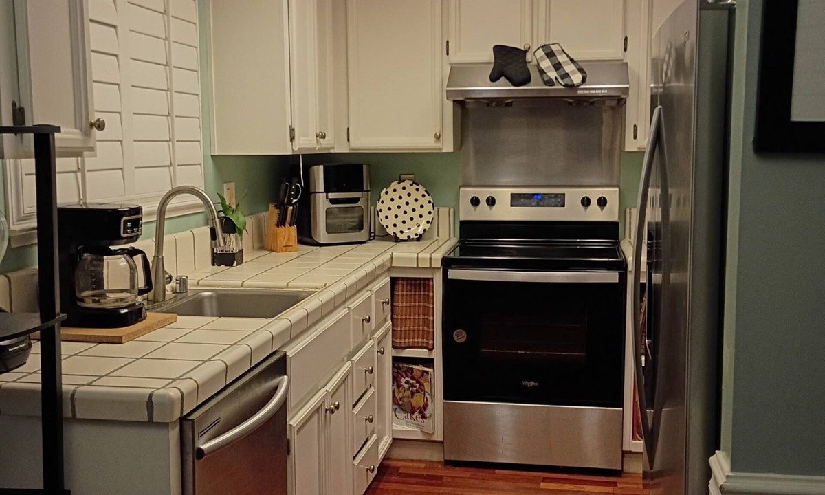 Santa Clara House | Beautiful Gated 2-bedroom 1 bath Condo with fireplace in fabulous Hayward.