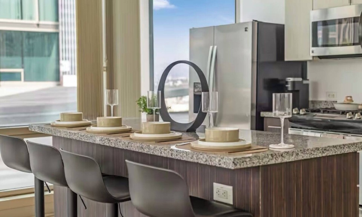 Vernon Apartment | Beautiful luxury high-rise condo with views of downtown Los Angeles in Koreatown
