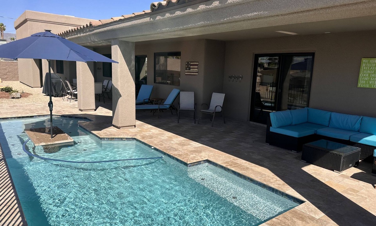 Lake Havasu City House | Beautiful Newer Home with Pool Near Windsor Beach, Garage space with pool table