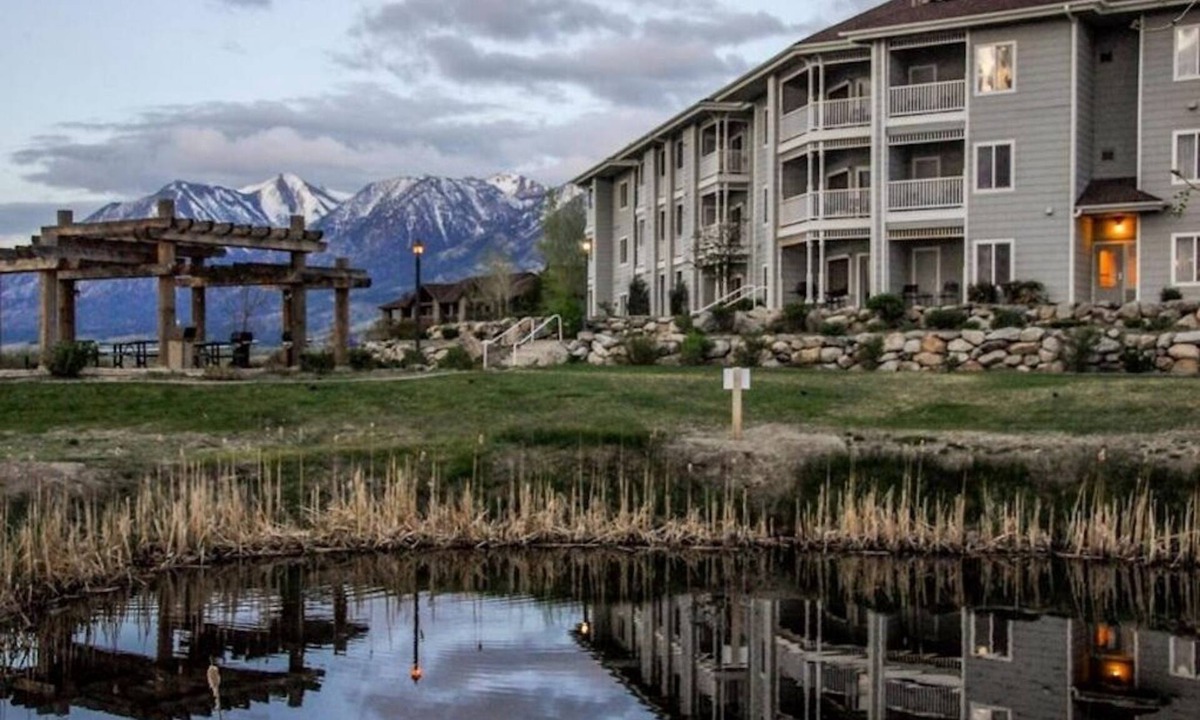 Genoa Resort | Beautiful One Bedroom Suite at Holiday Inn David Walley's Resort. Amazing Views!