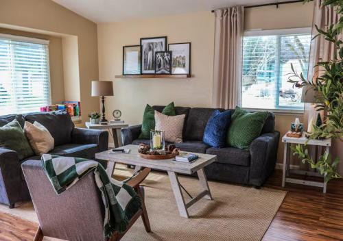 Three Rivers Apartment | Beautiful Retreat 4 Miles to Park Entrance Steps to Dining