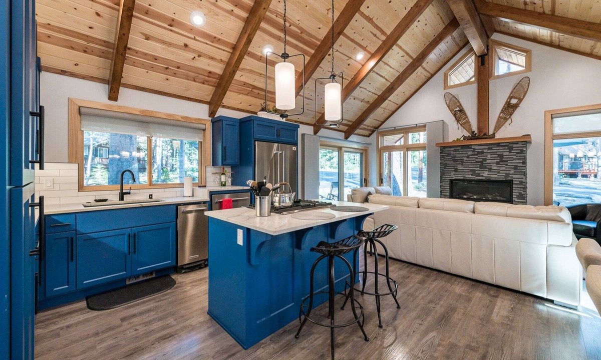 Chamberlands House | Beautifully built new home in Chamberlands - Full access pool beach tennis, walk 2 beach