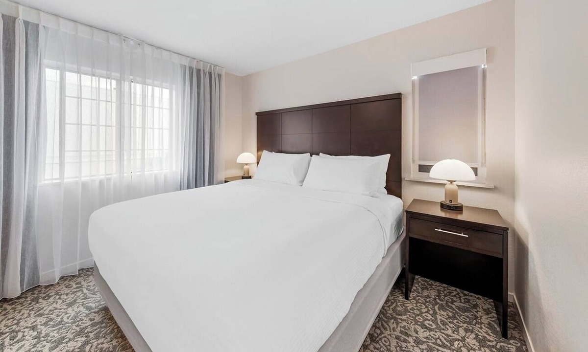 Chatsworth Hotel | Best Place to Stay in Chatsworth! Full Kitchen, Swimming Pool, Free Breakfast!