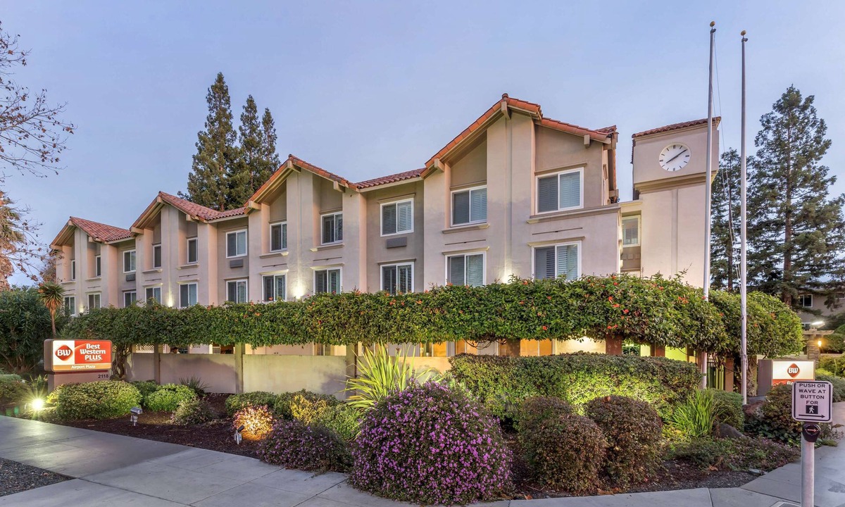 Newhall Hotel | Best Western Plus Airport Plaza