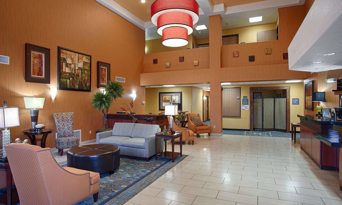 Raisin Hotel | Best Western Plus Fresno Inn