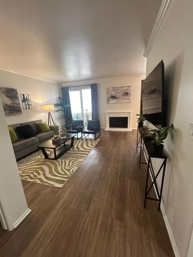 Beverly Grove Apartment | Beverly Hills City Vibe 1 br Apt w Parking 324