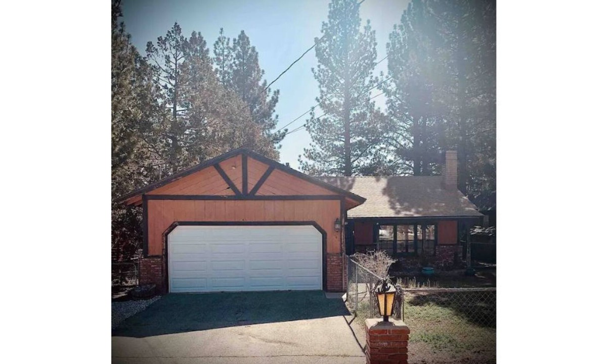 Woodlands House | Big Bear City/Lake Cabin Getaway w/ Hot Tub