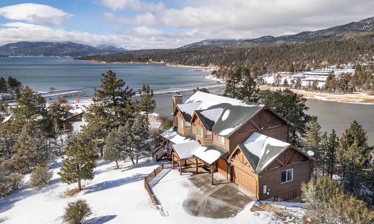 Castle Glen Estates House | BIG Lake Views/AC/King Beds/Garage/Balconies/Games/Snow Summit, Marina, Village