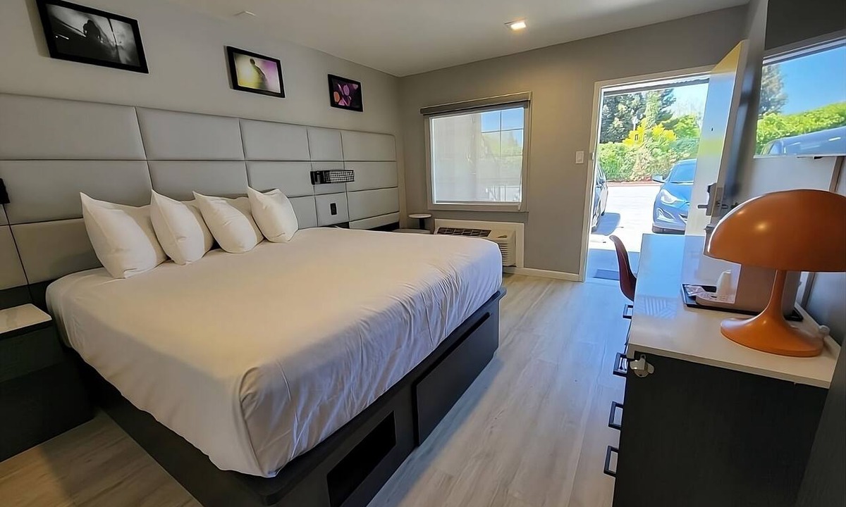 Newhall Hotel | Blast at California's Great America Amusement Park! FREE Parking Onsite
