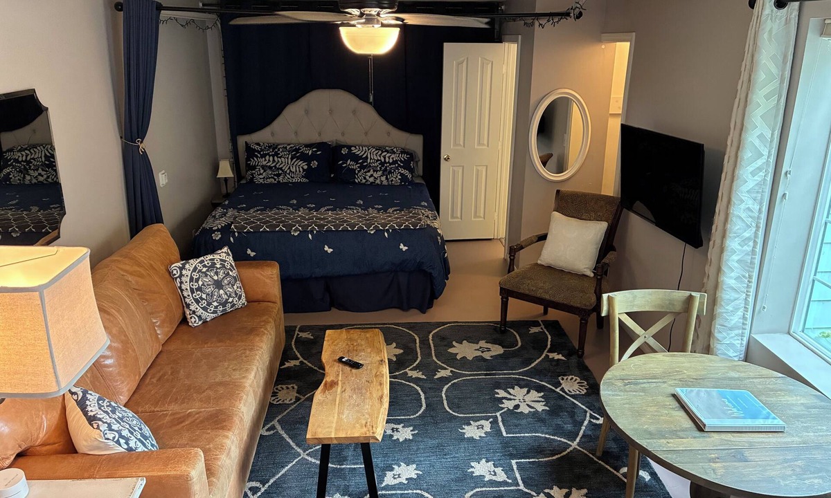 Oak Park Apartment | Blossom Heaven: The Lavender Suite