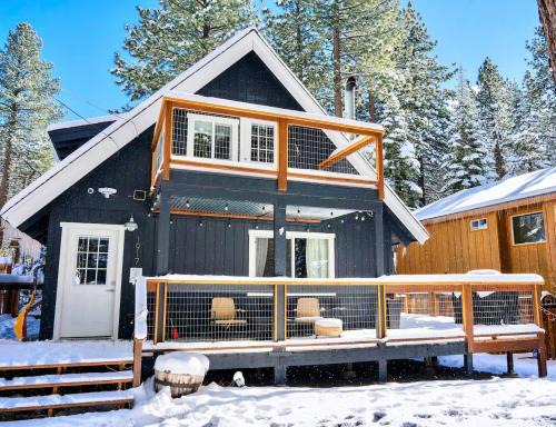 Pioneer Trail House | Blue Bear Cabin: Pet Friendly EV Charger BBQ